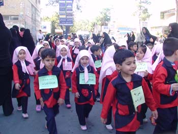 پياده روي مهد كودكيهاي كاشمر به مناسبت هفته بهداشت روان