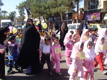 پياده روي مهد كودكيهاي كاشمر به مناسبت هفته بهداشت روان